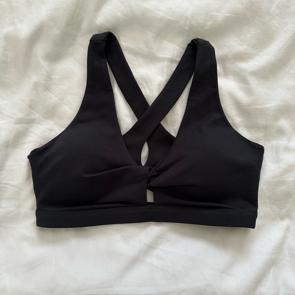 EUC Fabletics Twist Front Strappy Back Sports Bra - Black